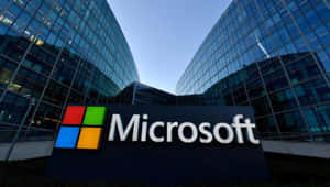 日落時分，玻璃辦公大樓前的Microsoft標誌牌。