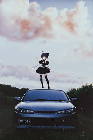 動漫女孩在暮色中漂浮在田野中一輛停著的銀色汽車上方。