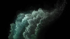 一道強勁的藍綠色波浪帶著白色泡沫撞擊黑色背景。