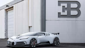 白色Bugatti超級跑車停在帶有大型B標誌的工廠外。