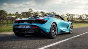 日落時分，青綠色McLaren 720S Spider在葡萄園附近的鄉間小路上行駛。