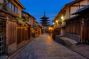 日本暮色街道，木屋和遠處的寶塔。