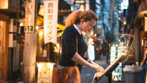 女性在霓虹燈照亮的東京小巷中彈奏街頭鋼琴