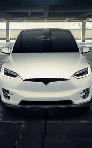 白色Tesla Model X停放在混凝土天橋下。