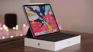 iPad Pro連鍵盤保護套放在木桌上的包裝盒上，帶有柔和背景光。