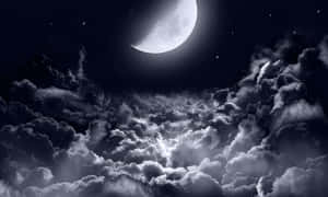 彎月在繁星點點的夜空中，照耀在紋理豐富的雲層之上。