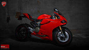 紅色Ducati電單車在光線昏暗的混凝土車庫中，帶有聚光燈效果。