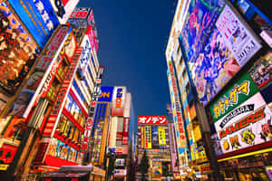 夜晚的東京街道被色彩繽紛的霓虹燈和動漫海報照亮。