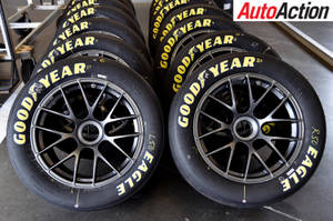 車庫中帶有黑色輪圈和黃色字樣的Goodyear Eagle賽車輪胎。