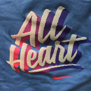 藍色T恤，帶有珠子組成的 'All Heart' 文字和紅色Nike勾勾。 — 漸變動畫 壁紙