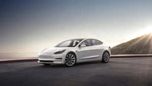 白色Tesla Model 3停泊在道路上，背景有山丘和日落。 — Tesla GIF 壁紙