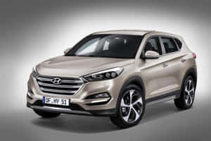 米色現代 Tucson SUV 在工作室燈光下配合金輪圈