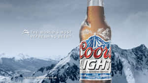 積雪山脈前的冰冷Coors Light啤酒瓶。