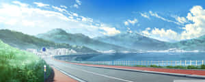 海岸公路沿著藍色大海蜿蜒，有綠色山脈和晴朗的天空。