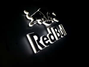 發光的Red Bull標誌，帶有跳躍的公牛徽章，在深色牆上。