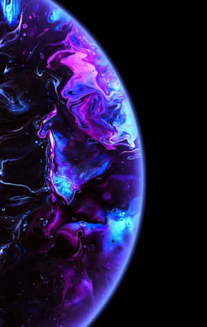 充滿活力的紫藍色宇宙星雲在漆黑虛空中旋轉。