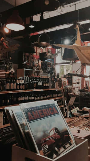 復古商店，在吊燈下展示酒瓶和美國卡車海報。