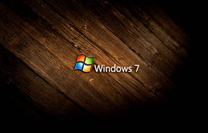 深色木質背景上的 Windows 7 標誌