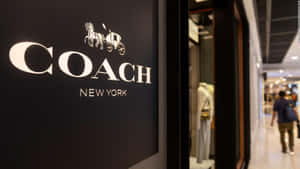 購物中心內的Coach New York店舖標誌，帶有馬和馬車標誌。