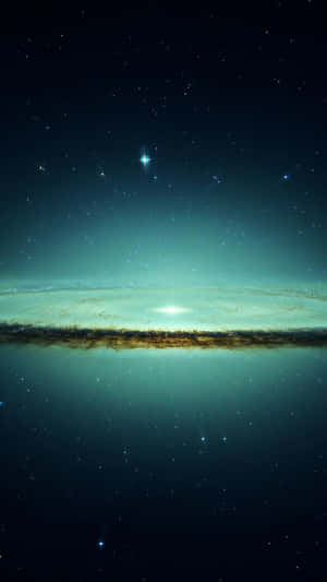 一個螺旋星系，在星空中閃耀著藍綠色和金色的塵埃。