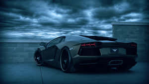 啞光黑色林寶堅尼 Aventador 在暴風雨黃昏的天空下，紅色尾燈閃閃發光。
