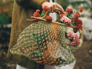 在秋日環境中手持花卉編織袋 — 湖 壁紙