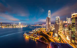 香港天際線夜景，摩天大樓和海港燈光璀璨。