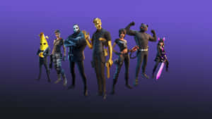 七個穿著色彩繽紛服裝的 Fortnite 遊戲角色在紫色漸變前擺姿勢。