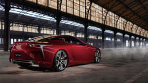 紅色Lexus LF-LC概念車在佈滿灰塵的工業倉庫中，於黃昏時分。