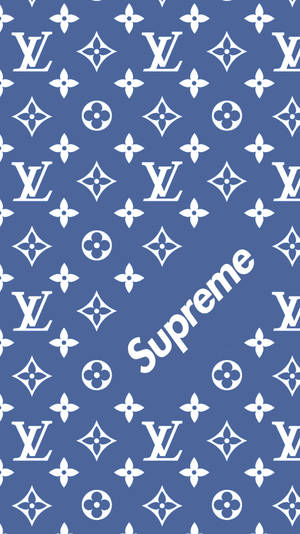 藍色背景，帶有白色 Louis Vuitton 字母組合和對角 Supreme 標誌。