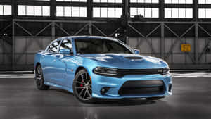 工業倉庫內的淺藍色Dodge Charger跑車。