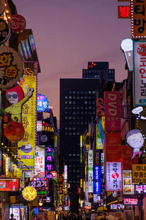 夜晚霓虹燈照亮韓國城市街道，擠滿行人的人行道和發光的招牌。 — Huawei MatePad Air (2026) 壁紙