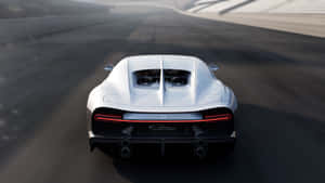 白色Bugatti Chiron Super Sport在賽道上飛馳。
