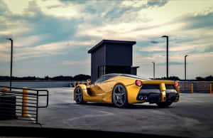 黃昏時停在工業區的黃色法拉利 LaFerrari。