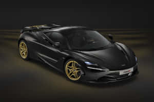 啞光黑色McLaren 720S，金色輪圈和發光車頭燈，在深色工作室中。