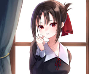 紅眼睛和絲帶的動漫女孩在窗邊微笑