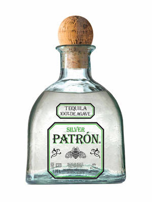 一個透明玻璃瓶的Patron Silver Tequila，帶有軟木塞和綠色標籤。