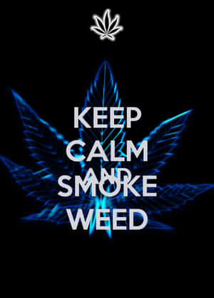 發光的藍色大麻葉，帶有「Keep Calm and Smoke Weed」文字，背景為黑色。