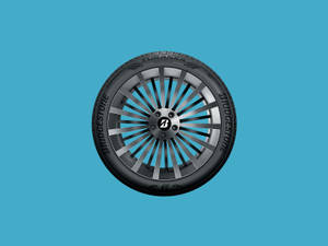 Bridgestone Turanza輪胎特寫，銀色輪圈，青色背景。