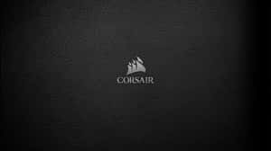 黑色皮革紋理背景上的Corsair標誌
