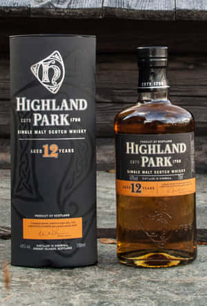 Highland Park 12 年單一麥芽蘇格蘭威士忌瓶和盒子在木質表面上。