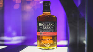 在紫色燈光下展示的 Highland Park 18 年威士忌酒瓶。