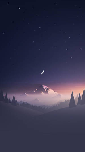 新月和星星在夜間霧氣繚繞的山脈和松樹上方。