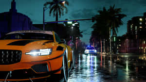 橙色賽車在雨夜霓虹街道上飛馳，伴有警燈。 — 熱力 壁紙