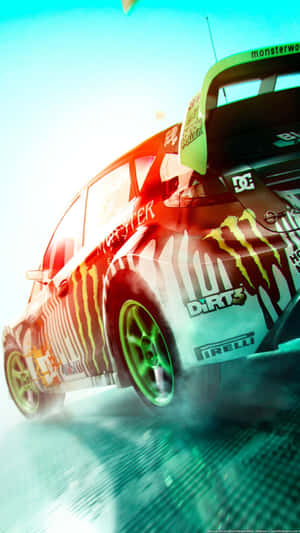 一輛帶有Monster Energy品牌標誌的拉力賽車在日落時分的賽道上飄移。