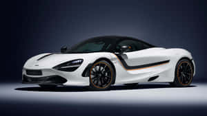 白色McLaren 720S跑車，帶有黑色和橙色細節，在工作室燈光下。