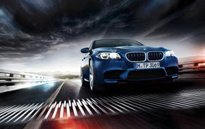 藍色BMW M5在暴風雨天空下於潮濕高速公路以動態模糊飛馳。