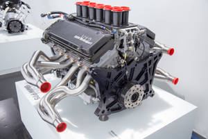 BMW V12引擎展示，帶有紅色點綴和拋光管。
