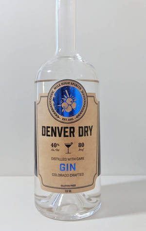 透明氈酒瓶，棕色標籤上寫著Denver Dry Colorado Crafted