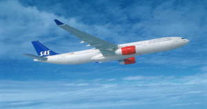 北歐航空飛機在藍天白雲上飛行